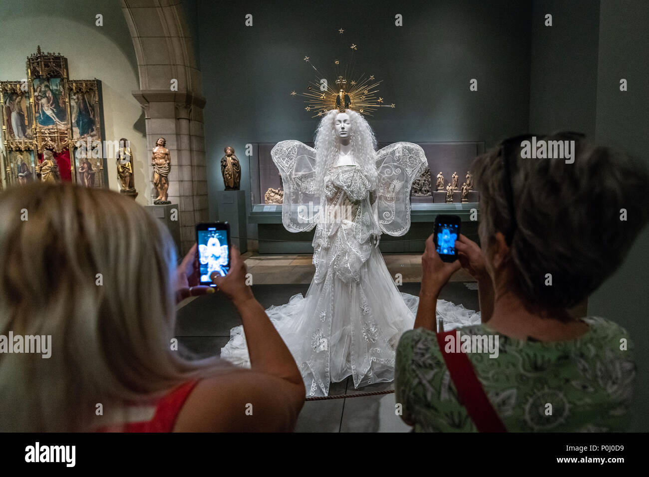 New York, USA. 9 juin 2018. NEW YORK, États-Unis, 9 juin 2018. 'Madonna' Wedding band conçu par John Galliano pour la maison Dior en exposition au Metropolitan Museum of Art pour l'exposition "corps célestes". Cet ensemble est fait de tulle de soie blanche, brodée en soie blanc et fils de métal. Photo par Enrique Shore Crédit : Enrique Shore/Alamy Live News Banque D'Images