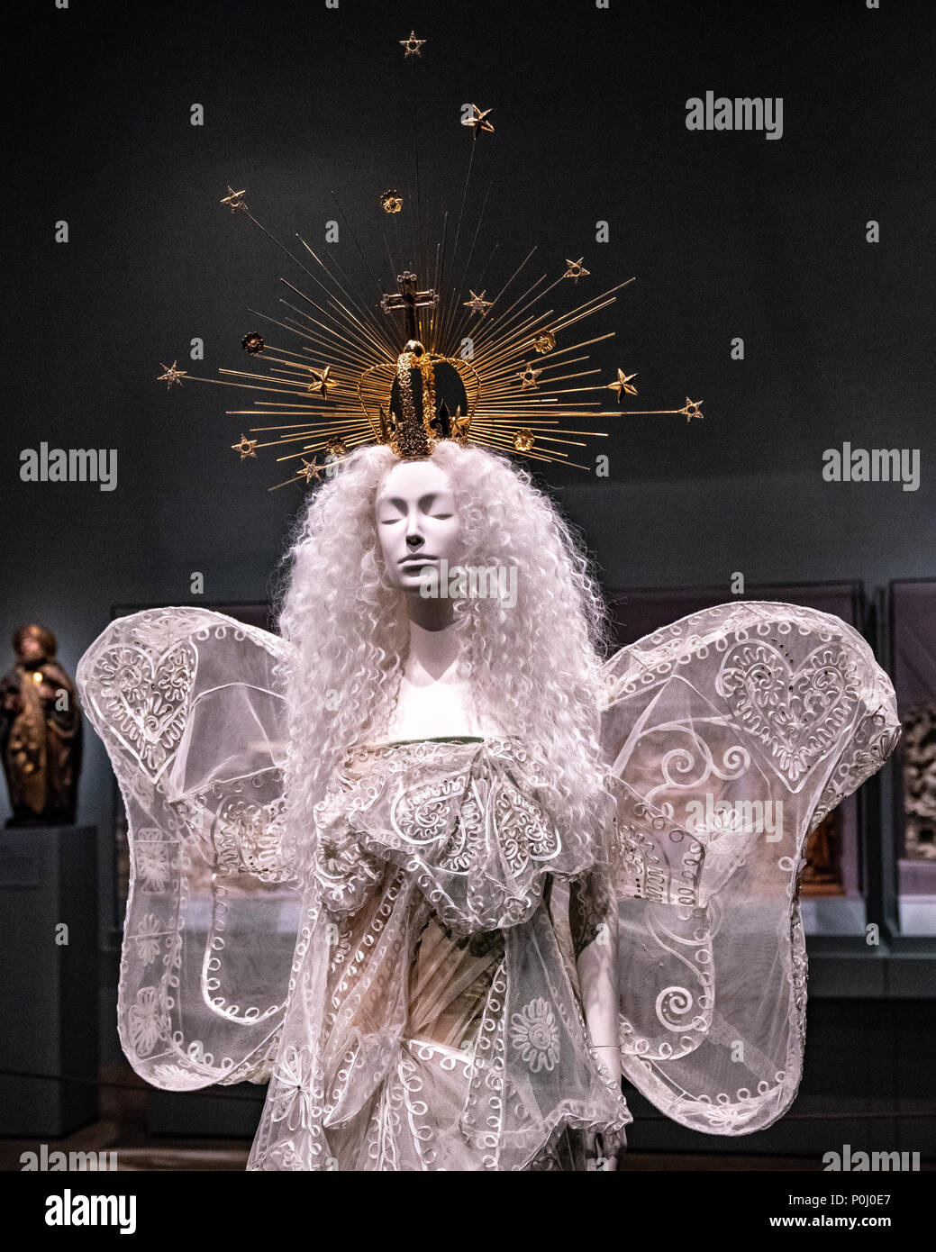 New York, USA. 9 juin 2018. NEW YORK, États-Unis, 9 juin 2018. 'Madonna' Wedding band conçu par John Galliano pour la maison Dior en exposition au Metropolitan Museum of Art pour l'exposition "corps célestes". Cet ensemble est fait de tulle de soie blanche, brodée en soie blanc et fils de métal. Photo par Enrique Shore Crédit : Enrique Shore/Alamy Live News Banque D'Images