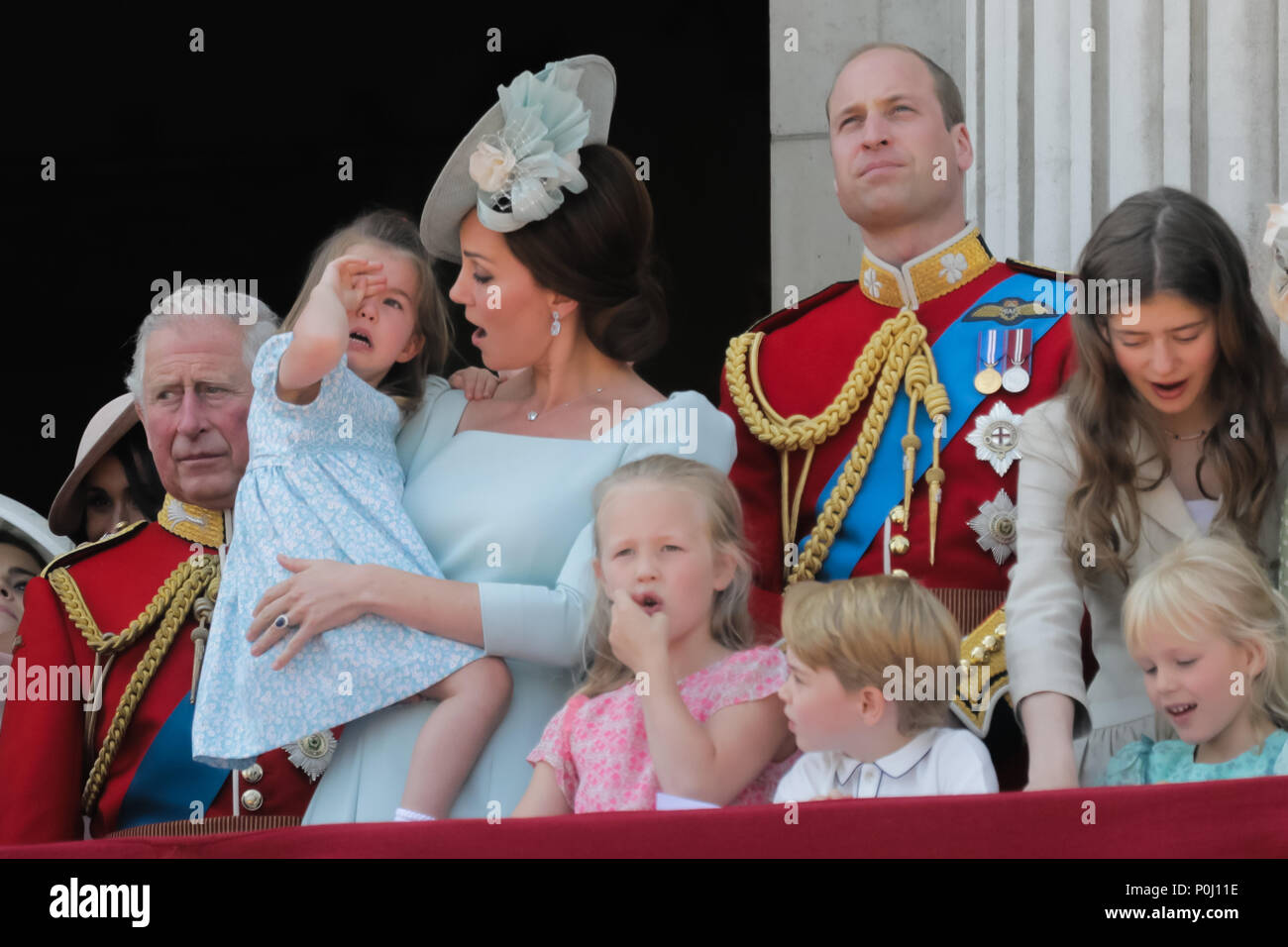 Londres, Royaume-Uni. 9 juin 2018. Prince George a l'air concerné que sa mère, Catherine, Son Altesse Royale la duchesse de Cambridge, console ses larmes sœur La Princesse Charlotte après elle prend une chute sur le balcon de Buckingham Palace lors de la survoler à la fin de la parade la couleur, l'anniversaire de Queens Parade. London Crédit : Amanda rose/Alamy Live News Banque D'Images