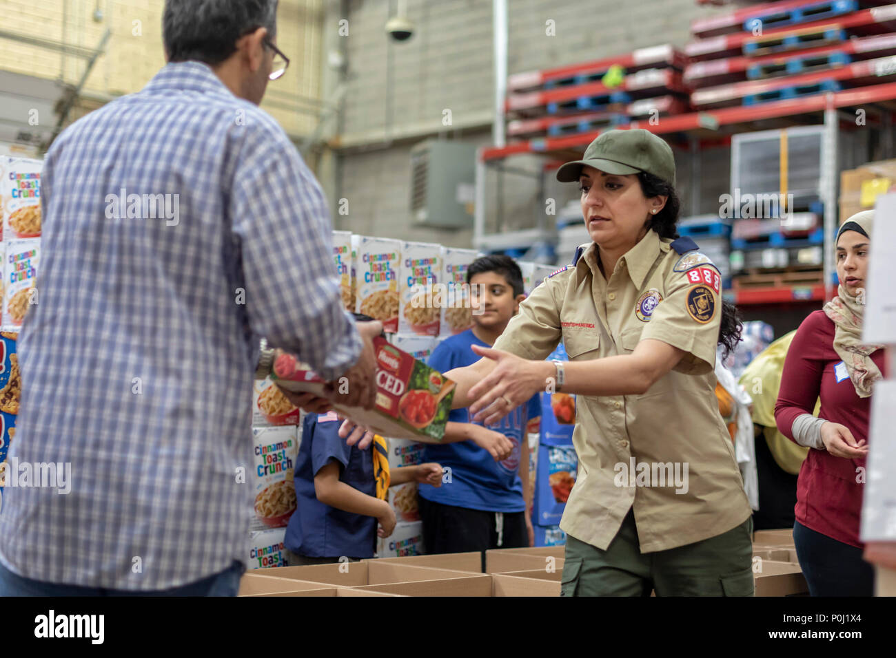 Novi, Michigan USA - 9 juin 2018 - Les bénévoles musulmans boîtes alimentaires forfait pour les plus démunis de la région de Detroit durant le mois de Ramadan. Les musulmans sont susceptibles de contribuer à des activités de bienfaisance au cours du mois. Crédit : Jim West/Alamy Live News Banque D'Images