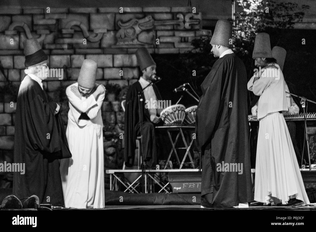 Chiuduno, Italie. 8 juin 2018. Le bain turc ou danseurs tourbillonnant tournoiement Soufi dancers performing des derviches tourneurs (Mevlevi) sema au festival LO SPIRITO DEL PIANETA Crédit : Simone Brambilla/Alamy Live News Chiuduno, Italie. 8 juin 2018. Le bain turc ou danseurs tourbillonnant tournoiement Soufi dancers performing des derviches tourneurs (Mevlevi) sema au festival LO SPIRITO DEL PIANETA Crédit : Simone Brambilla/Alamy Live News Crédit : Simone Brambilla/Alamy Live News Banque D'Images