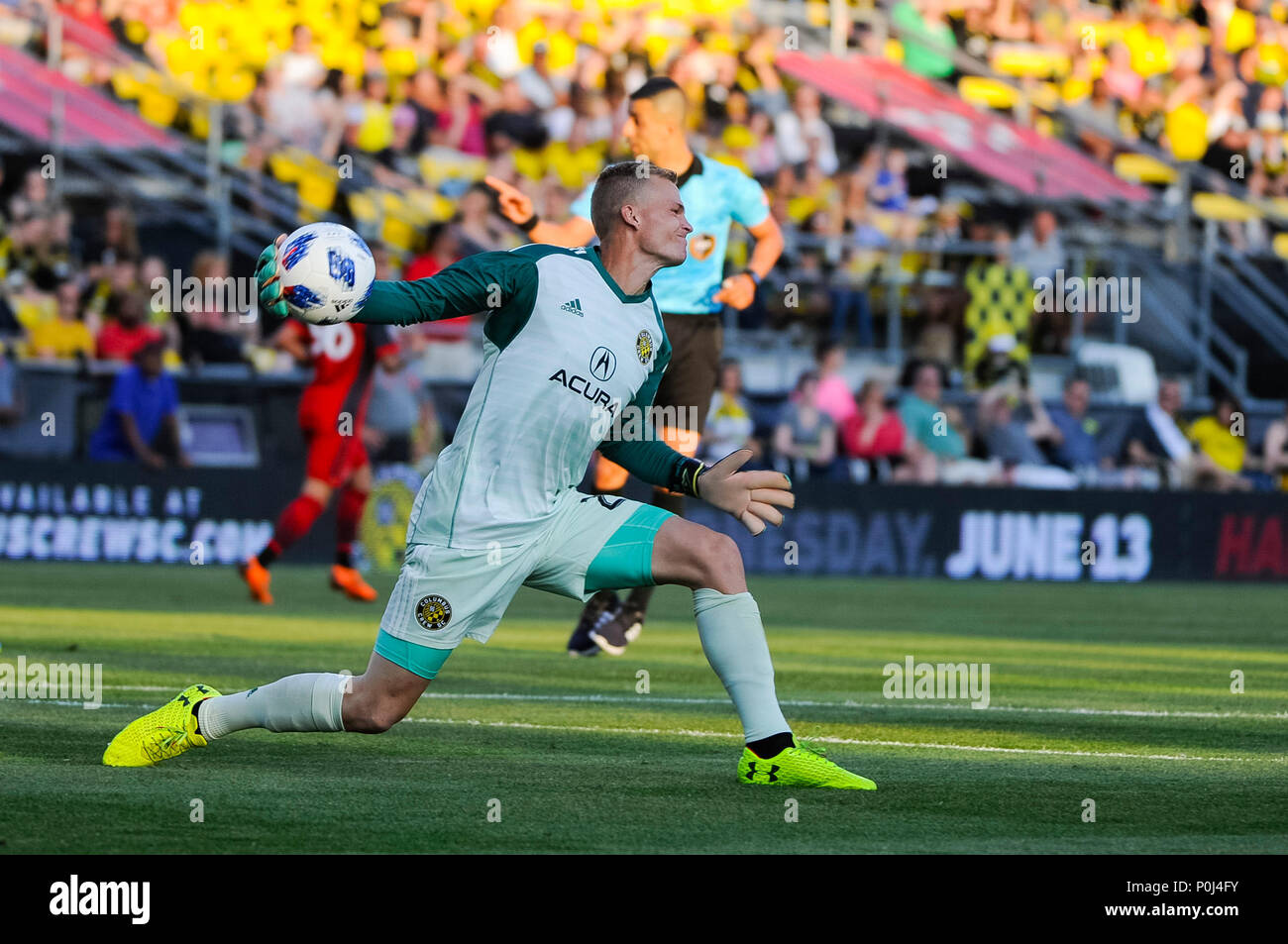 Le samedi, Juin 2, 2018 : Columbus Crew SC gardien Jon Kempin (24) lance la balle dans la première moitié du match entre Toronto FC et Columbus Crew Stadium, MAPFRE à SC à Columbus OH. Crédit Photo obligatoire : Dorn Byg/Cal Sport Media. Columbus Crew SC 0 - Toronto FC 3 Banque D'Images