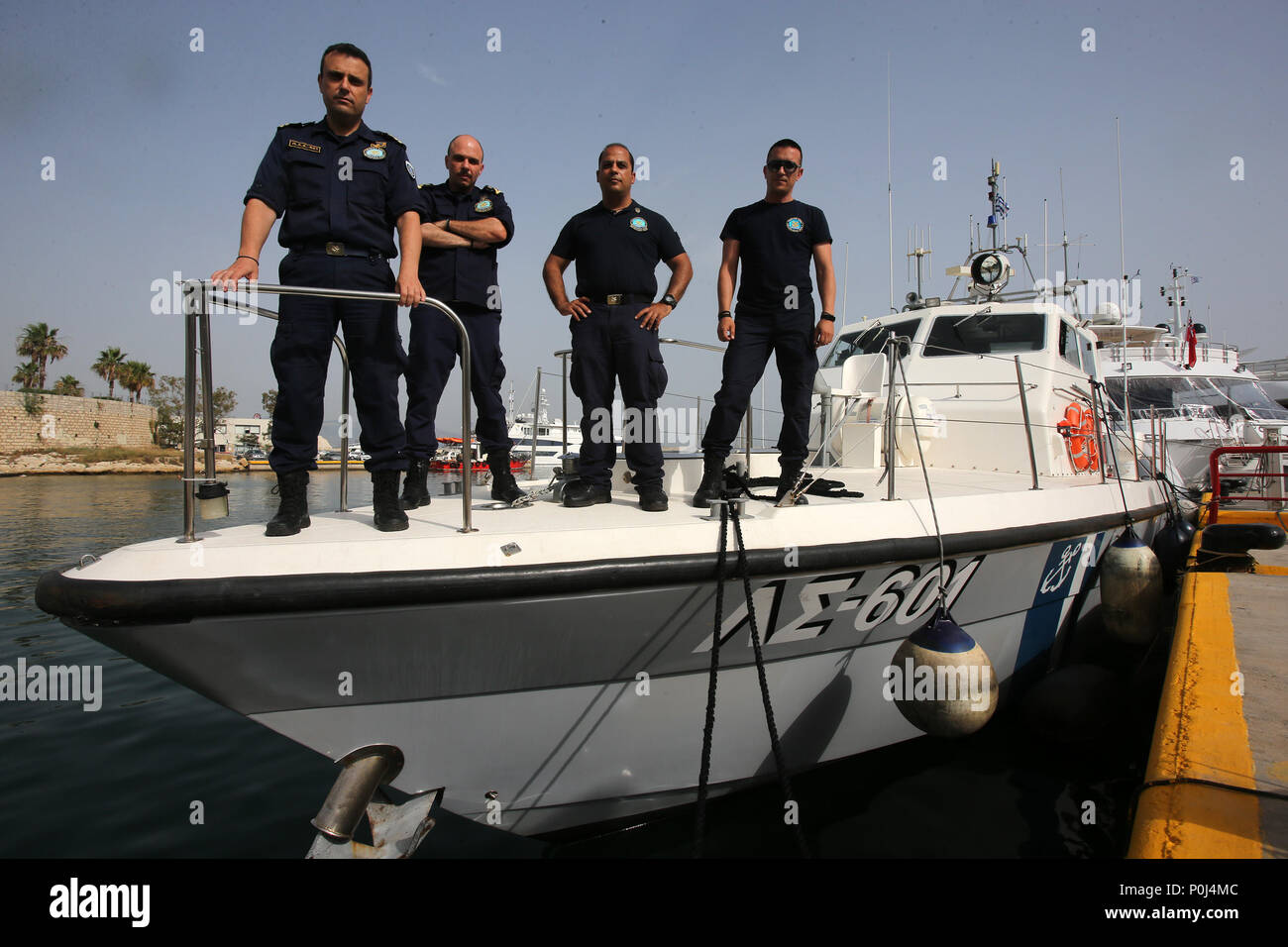 Athènes. 8 juin, 2018. Photo prise le 8 juin 2018 garde-côtes grecs montre debout sur un bateau garde-côte, à Marina Zeas, à Athènes, Grèce. Les opérations de recherche et sauvetage de milliers de migrants qui traversent la mer Egée, ainsi que la lutte contre le commerce illégal circuit sont parmi les priorités et défis pour la Garde côtière canadienne, un officiel grec a dit à Xinhua ici. Pour aller avec fonctionnalité : les opérations de sauvetage de migrants, le commerce illicite des grands défis pour la garde côtière grecque Crédit : Marios Lolos/Xinhua/Alamy Live News Banque D'Images