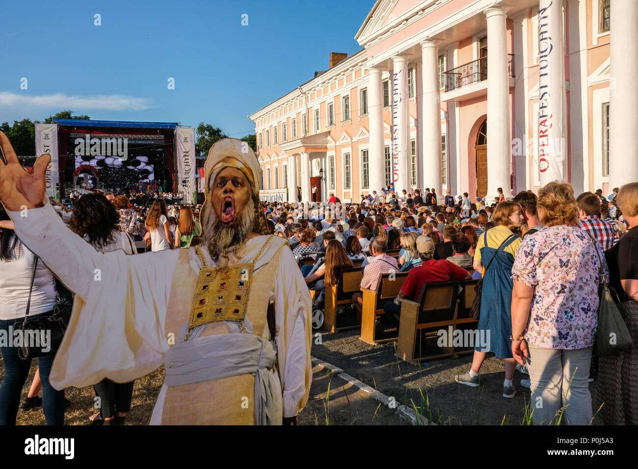 Tulchin, Ukraine. 9 juin, 2018. Le public du festival.Palace du Comte Potocki pendant l'Operafest-Tulchyn 2018 Open Air Festival d'opéra. Credit : Sergii Gnatiuk/Alamy Live News Banque D'Images