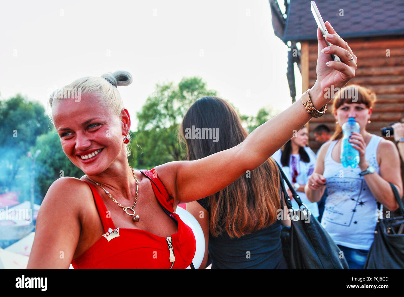 Jeune plantureuse dame urbain heureux bénéficie d'un week-end d'été à faire Sorochintsi selfies Agro juste dans la région de Poltava en Ukraine Banque D'Images