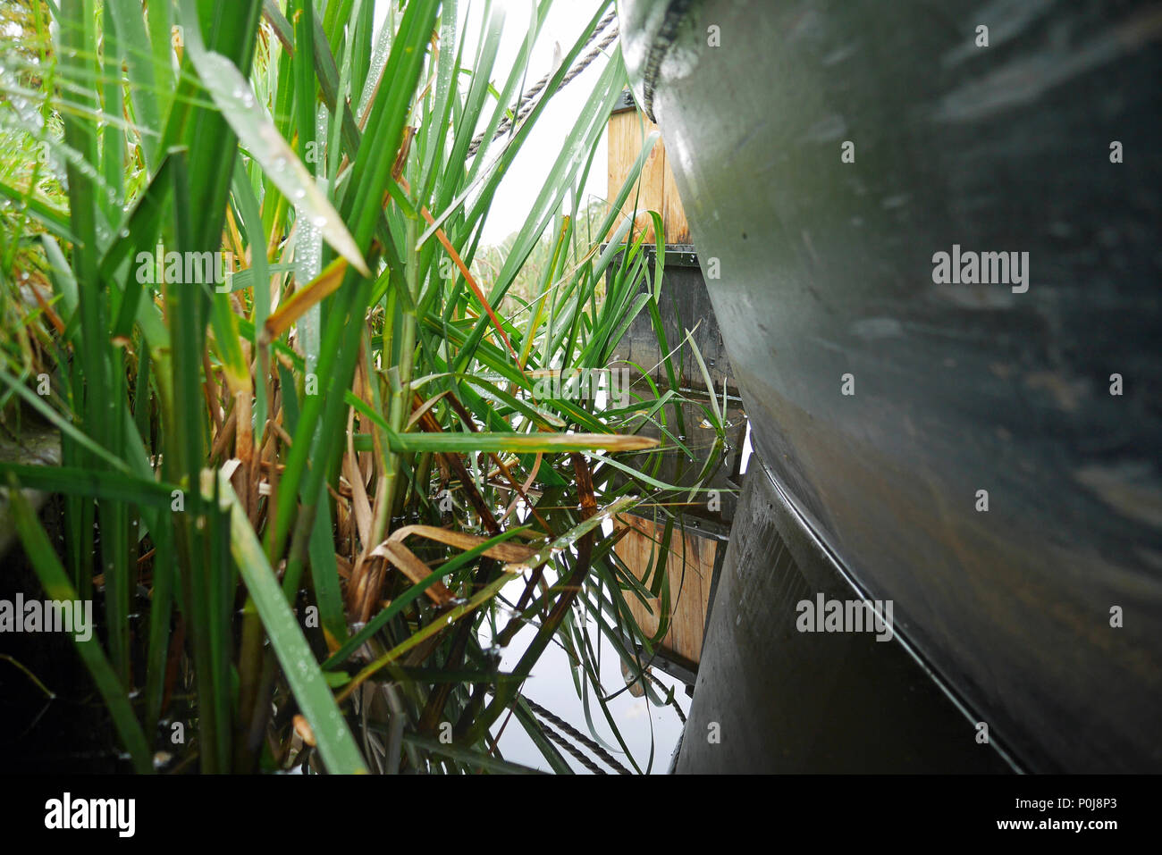 Oct- 06-2015 - bateau amarré sur une journée l'hiver, pas de vent, calme et toujours avec un miroir comme de l'eau. Banque D'Images