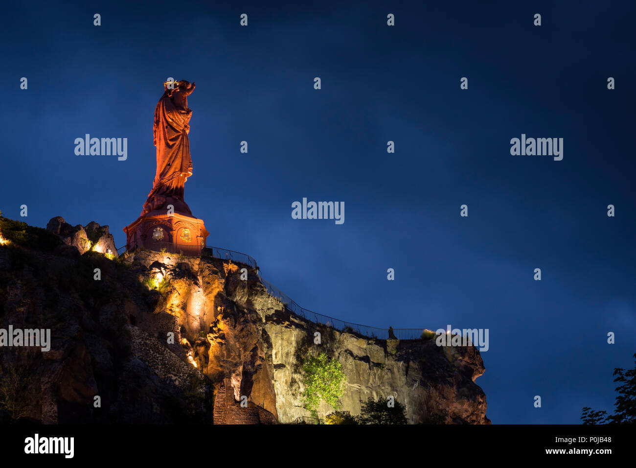 Statue de Notre Dame de France Le Puy en Velay Haute-Loire Auvergne-Rhône-Alpes France éclairée la nuit Banque D'Images