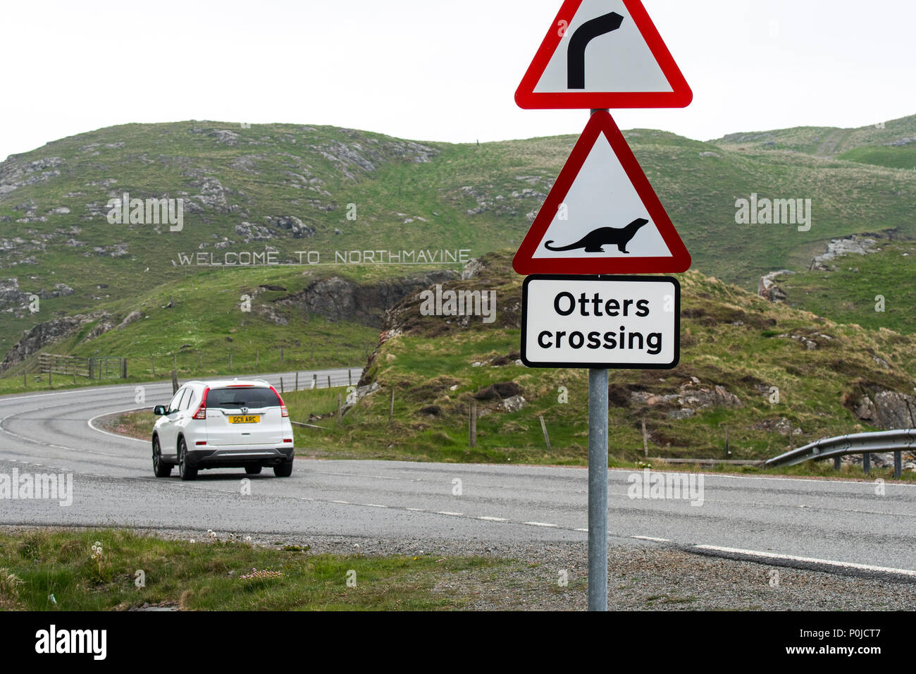 La loutre eurasienne / loutre d'Europe (Lutra lutra) route panneau d'avertissement pour les loutres crossing street à Mavis Grind dans Northmavine, îles Shetland, Écosse, Royaume-Uni Banque D'Images