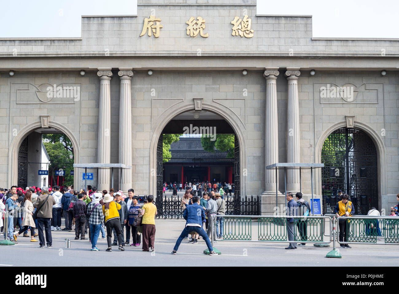 Yangzhou, Jiangsu, Chine. La foule de touristes chinois à l'entrée du Palais présidentiel de l'ère du Kuomintang. Banque D'Images
