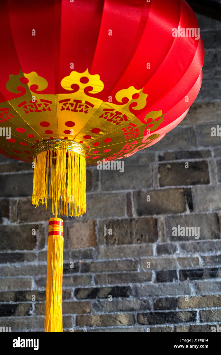 Yangzhou, Jiangsu, Chine. Lanterne Rouge traditionnelle dans Résidence familiale, Ge Jardins. Banque D'Images
