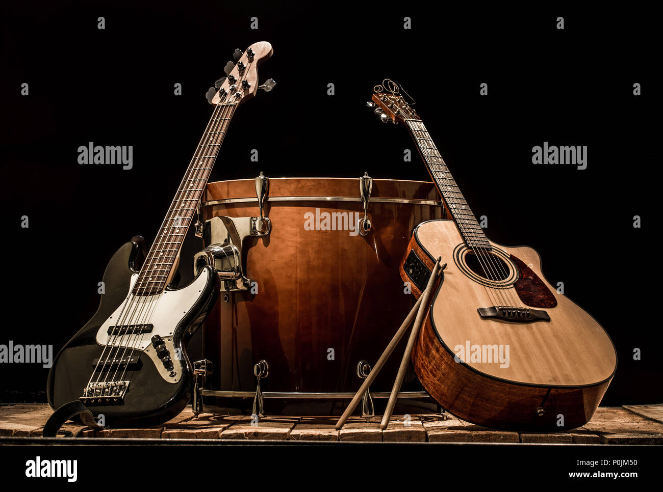 Instruments de musique, bass drum canon guitare acoustique et guitare basse  sur fond noir Photo Stock - Alamy