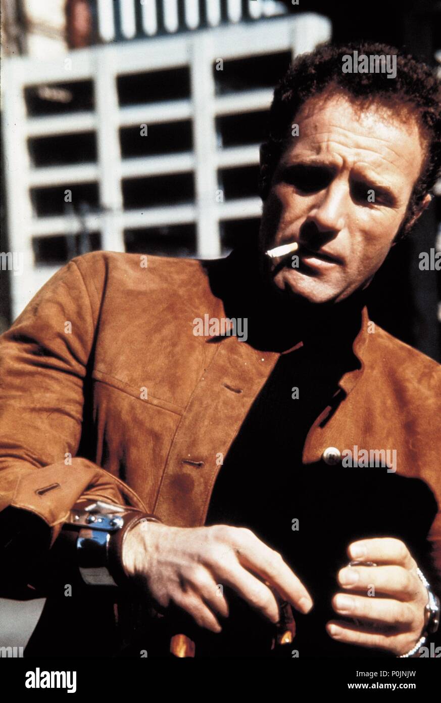 Titre du film original : THE KILLER ELITE. Titre en anglais : THE KILLER ELITE. Film Réalisateur : SAM PECKINPAH. Année : 1975. Stars : James Caan. Credit : United Artists / Album Banque D'Images