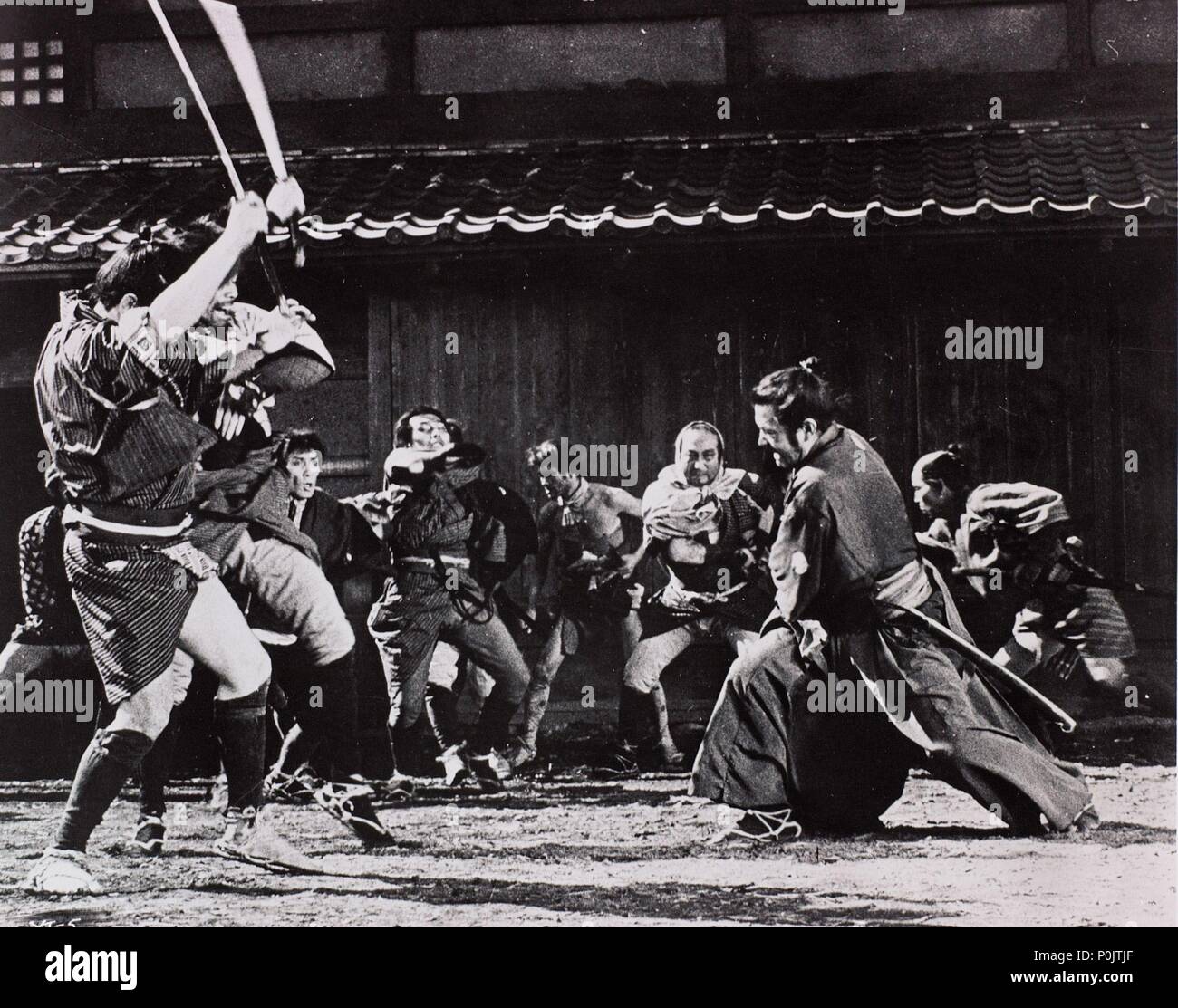 Titre original : YOJIMBO. Titre en anglais : YOJIMBO LE GARDE DU CORPS. Directeur de film : Akira KUROSAWA. Année : 1961. Stars : TOSHIRO MIFUNE. Credit : films contemporains / Album Banque D'Images