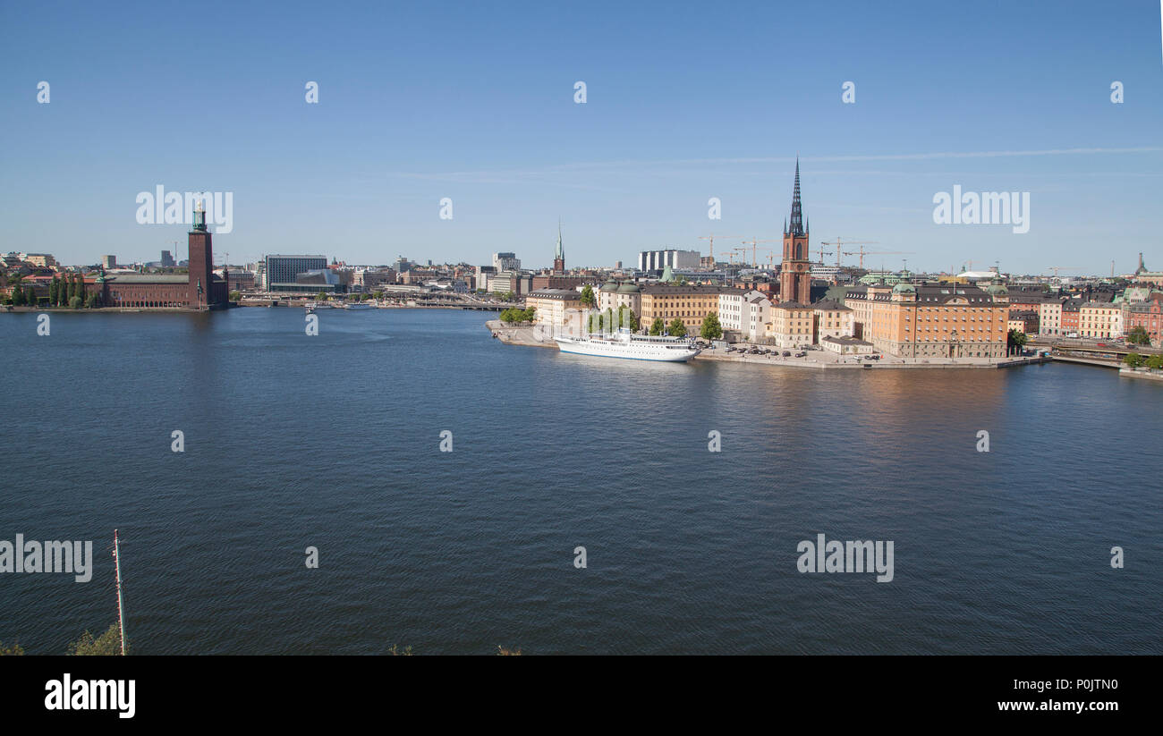 L'hôtel de ville de Stockholm en 2018 et une partie de Riddarfjärden Vieille Ville et l'hôtel Mälardrottningen Banque D'Images