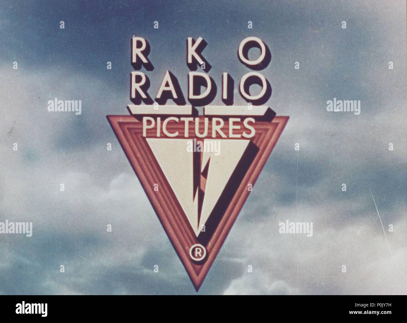 Description : Logo de la RKO Radio Pictures société de production.. Film Original Titre : HISTOIRE DU CINÉMA : R. K. O. PATHE STUDIOS. Titre en anglais : HISTOIRE DU CINÉMA : R. K. O. PATHE STUDIOS. Banque D'Images