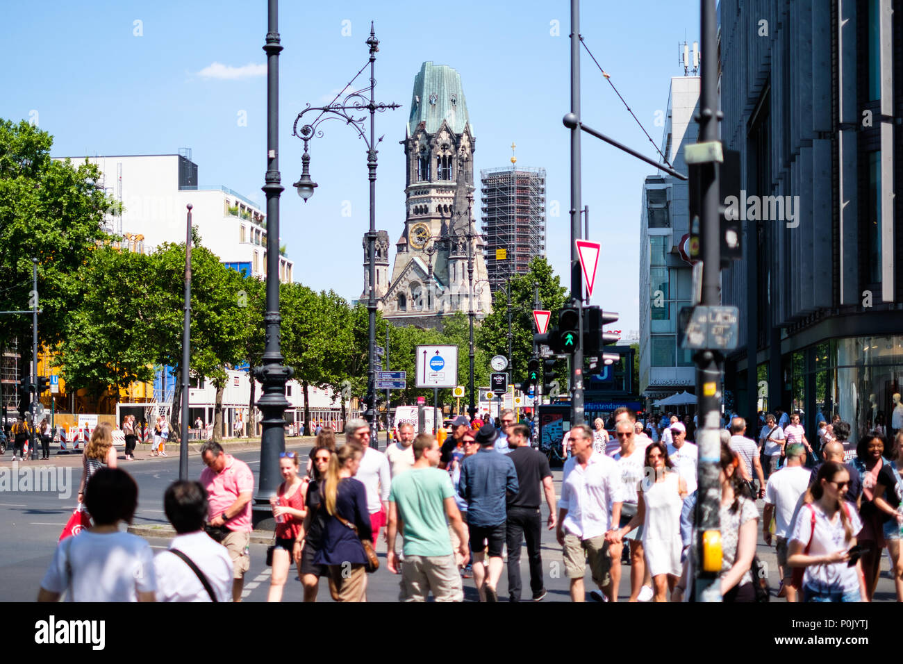 Berlin, Allemagne - 09 juin 2018 : Les personnes qui traversent à la rue commerçante la plus célèbre de Berlin, l'avenue Kurfuerstendamm alias Kudamm un jour d'été Banque D'Images