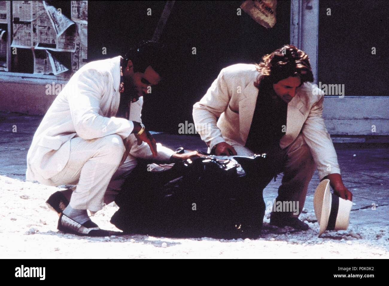 Titre original : Miami Vice. Titre en anglais : Miami Vice. Année : 1984. Stars : DON JOHNSON, Richard Phillips. Credit : UNIVERSAL TV / Album Banque D'Images