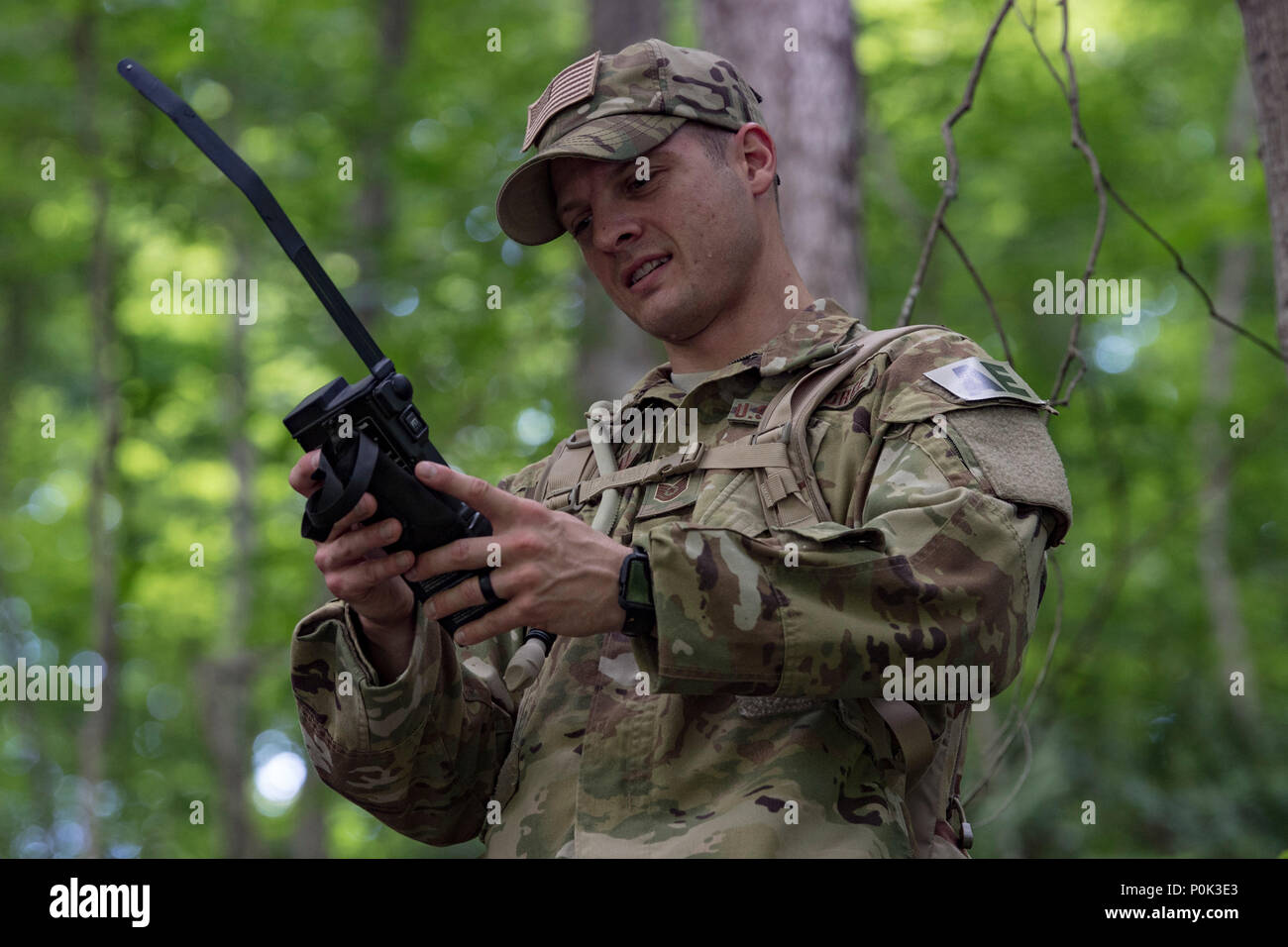 U.S. Air Force Tech. Le Sgt. Eric Duckwall signale un point de contact pour une évacuation waypoint dans l'exercice de survie, évasion, résistance et fuite (SERF) formation 2 Juin, 2018 à Alum Creek, W.Va. Les aviateurs de terminer une version mise à jour de l'original SERE bien sûr, ce qui est nécessaire tous les trois ans, afin de s'assurer qu'en cas d'urgence qu'ils ont les compétences pour survivre à de nombreuses conditions hostiles. (U.S. Photo de la Garde nationale aérienne d'un membre de la 1re classe Caleb Vance) Banque D'Images
