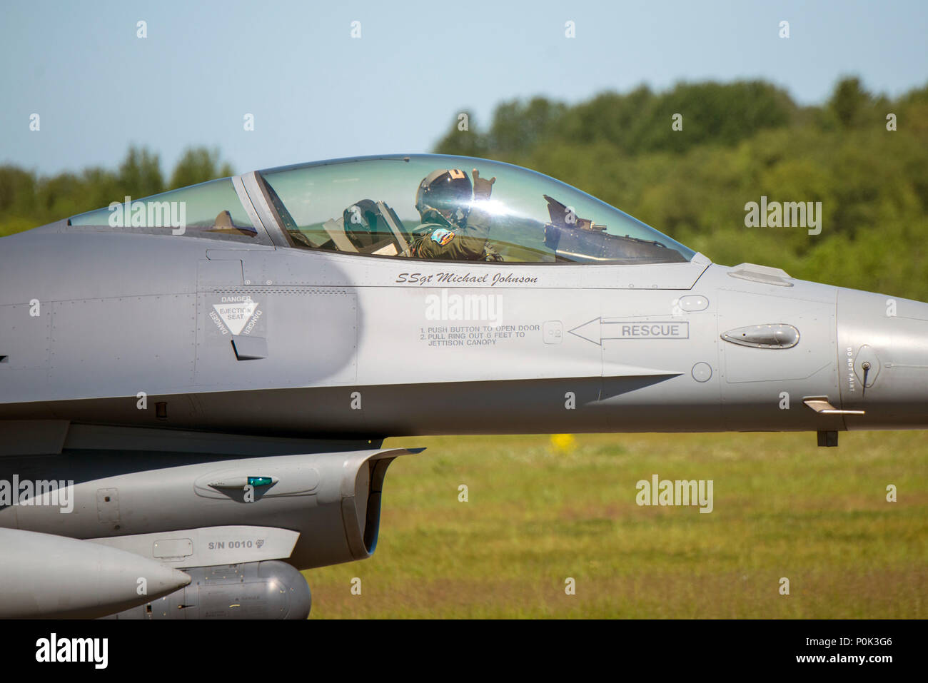 Un pilote de la 120e Escadron de chasse, 140e Wing, Colorado Air National Guard taxis en position dans un F-16 Fighting Falcon à l'appui de la grève 18 Sabre à la base aérienne d'Amari, l'Estonie. Grève 18 Sabre est la huitième édition de l'armée américaine de longue date par l'Europe de la formation coopérative exercice visant à accroître l'interopérabilité entre les alliés et les partenaires régionaux. L'exercice de cette année aura lieu du 3 au 15 juin, l'accent sur l'amélioration des capacités opérationnelles de la terre et de l'air avec un autre objectif clé pour former au sein de la présence renforcée de l'avant (PEF) groupements tactiques. (U.S. Air Banque D'Images