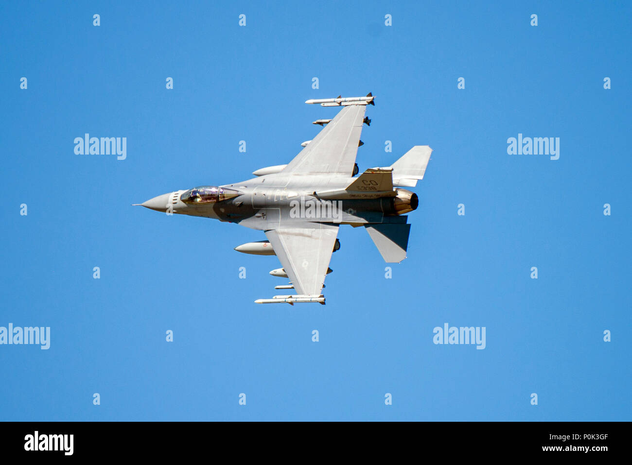 Un F-16 Fighting Falcon de la 120e Escadron de chasse, 140e Wing, Colorado Air National Guard, ne le survol de la base aérienne d'Amari, l'Estonie à l'appui de la grève 18 Sabre, 1 juin 2018. Grève 18 Sabre est la huitième édition de l'armée américaine de longue date par l'Europe de la formation coopérative exercice visant à accroître l'interopérabilité entre les alliés et les partenaires régionaux. L'exercice de cette année aura lieu du 3 au 15 juin, l'accent sur l'amélioration des capacités opérationnelles de la terre et de l'air avec un autre objectif clé pour former au sein de la présence renforcée de l'avant (PEF) groupements tactiques. (U.S. Nat de l'air Banque D'Images