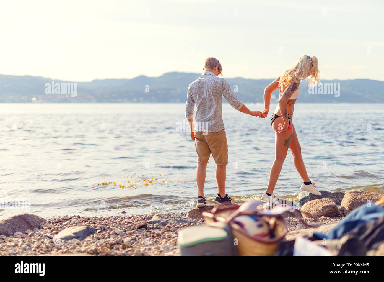 Dans l'amour couple holding hands at the beach Banque D'Images