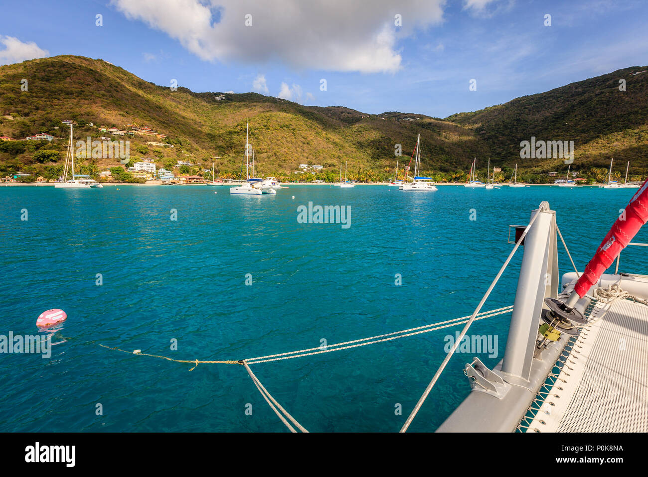 Yacht à voile sur une boule d'amarrage dans un port dans les îles Vierges britanniques Banque D'Images