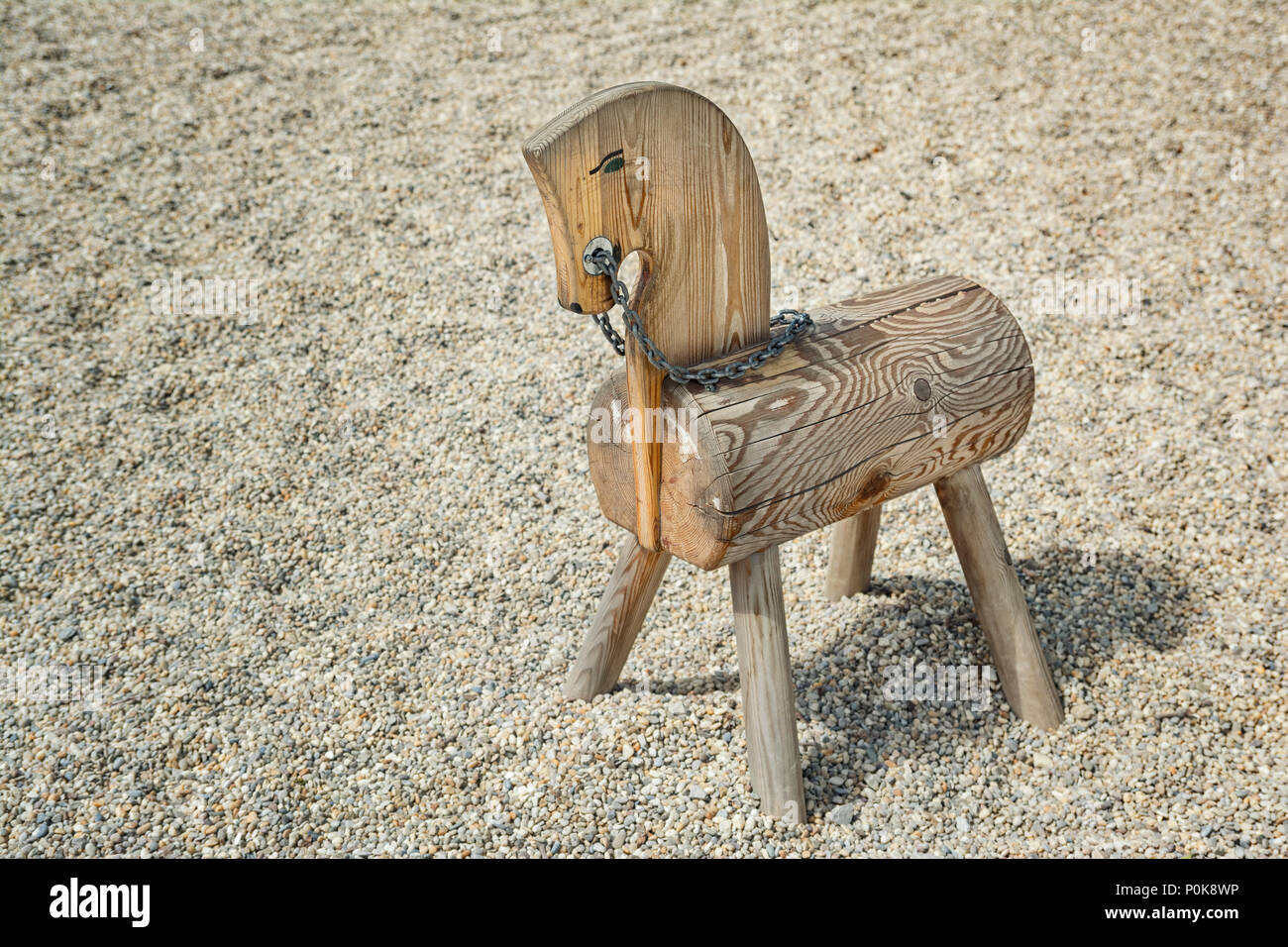 Cheval de bois à l'aire de jeux pour enfants Banque D'Images