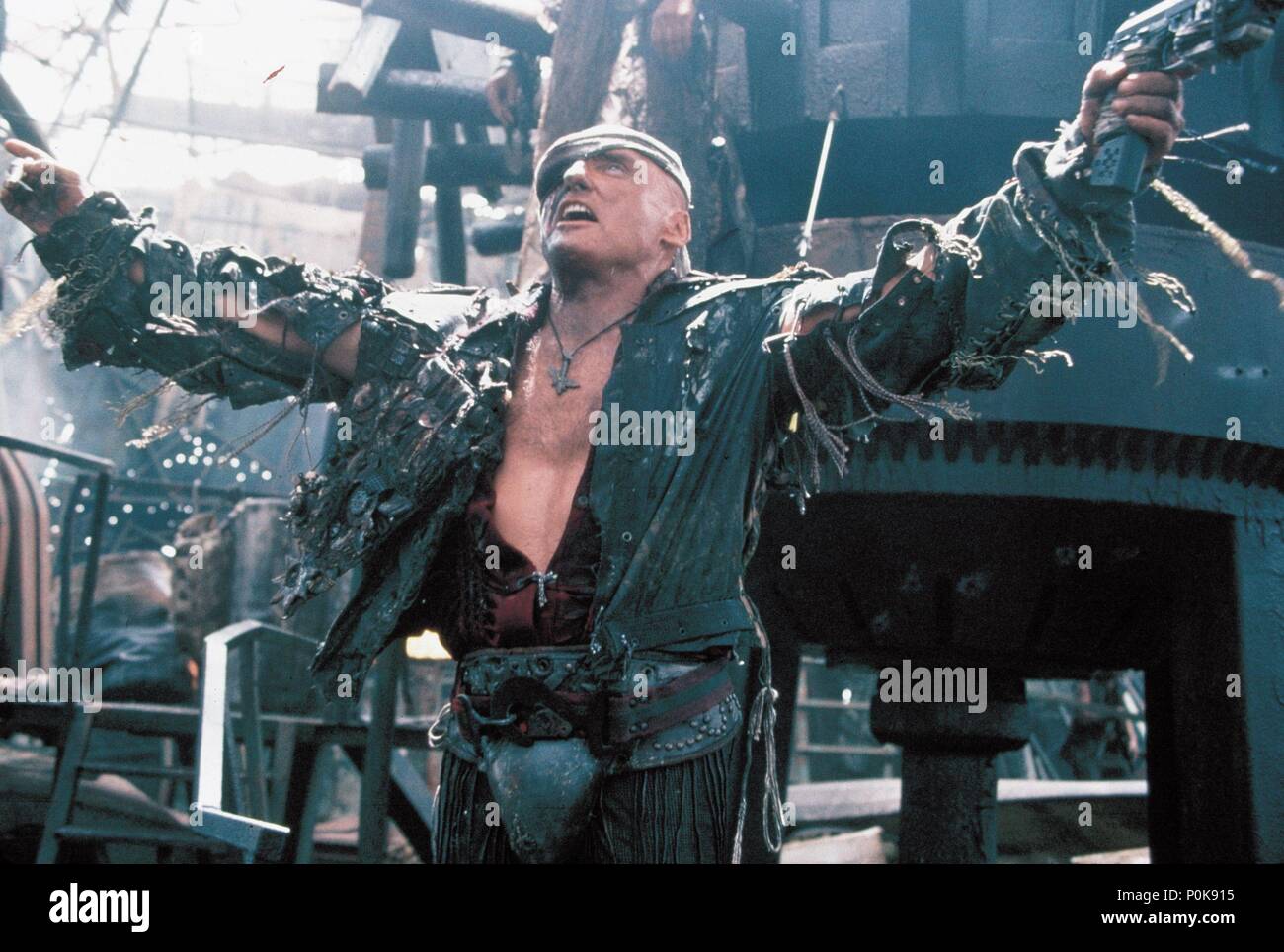 Titre original : Waterworld. Titre en anglais : Waterworld. Directeur de film : Kevin Reynolds. Année : 1995. Stars : Dennis Hopper. Credit : UNIVERSAL PICTURES / VERRE, BEN / Album Banque D'Images