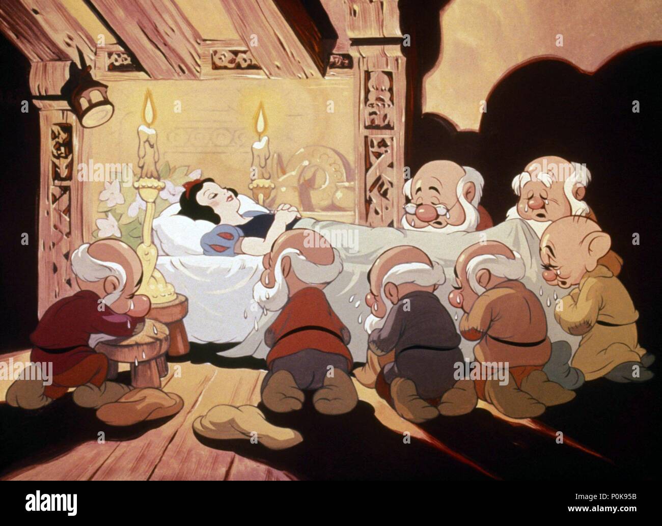 Blanche Neige Et Les 7 Nains En Anglais Titre original : Blanche Neige et les sept nains. Titre en anglais : Blanche  Neige et les sept nains. Directeur de film : WALT DISNEY. Année : 1937.  Credit : WALT DISNEY PRODUCTIONS / Album Photo Stock - Alamy
