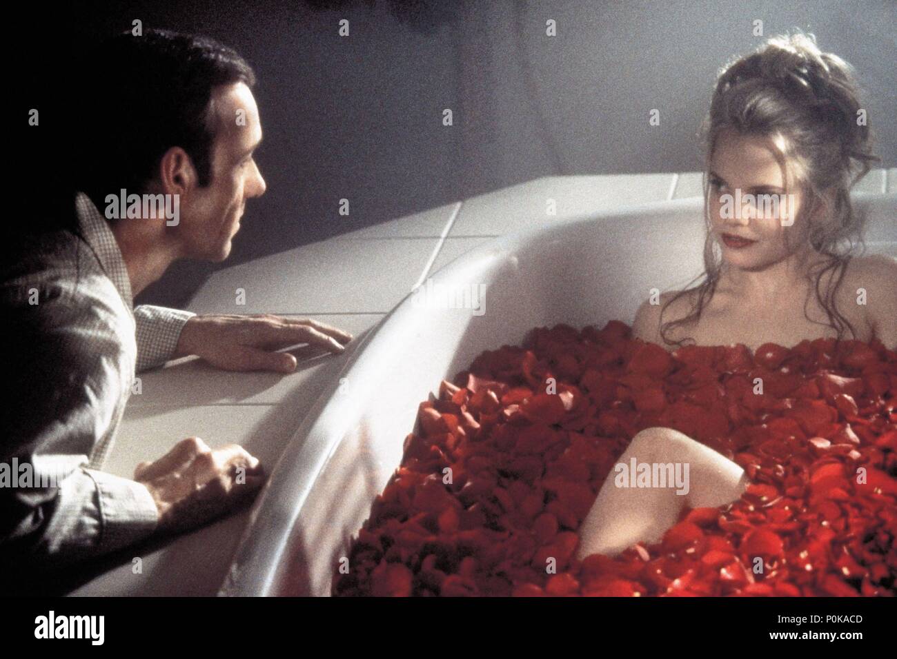 Titre original : AMERICAN BEAUTY. Titre en anglais : AMERICAN BEAUTY. Directeur du film : Sam Mendes. Année : 1999. Stars : MENA SUVARI ; Kevin Spacey. Credit : TM & DREAMWORKS / SEBASTIAN, LOREY / Album Banque D'Images