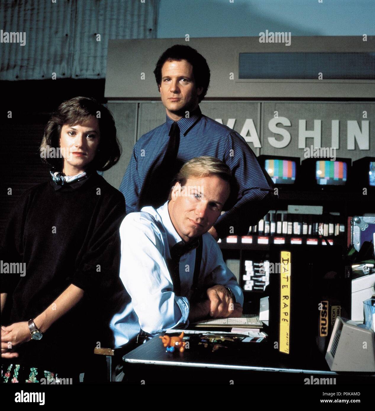 Titre original : BROADCAST NEWS. Titre en anglais : BROADCAST NEWS. Directeur de film : JAMES L. BROOKS. Année : 1987. Stars : WILLIAM HURT ; Holly Hunter ; ALBERT BROOKS. Crédit : 20TH CENTURY FOX / BENSON, Harry / Album Banque D'Images