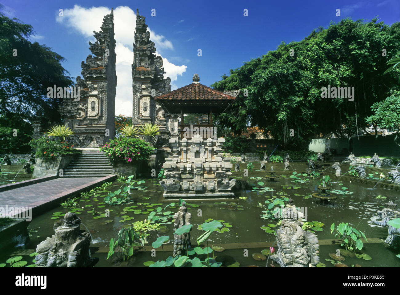 Historique 1995 LILY EXTÉRIEURE temple bouddhiste Nusa Dua Bali INDONÉSIE Banque D'Images