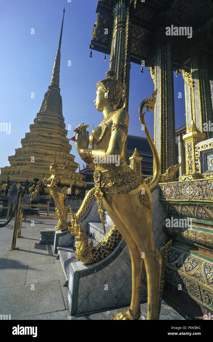 Historique 1995 APSONSI FEMME OISEAU STATUES Wat Phra Kaeo BANGKOK THAÏLANDE TEMPLE GRAND PALACE Banque D'Images