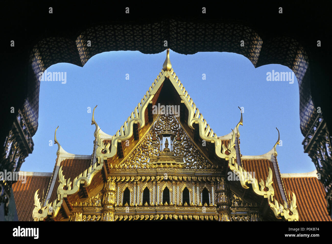 1995 ARCHWAY DORÉ HISTORIQUE WAT BENCHAMABOPHIT EN THAÏLANDE BANGKOK TEMPLE Banque D'Images
