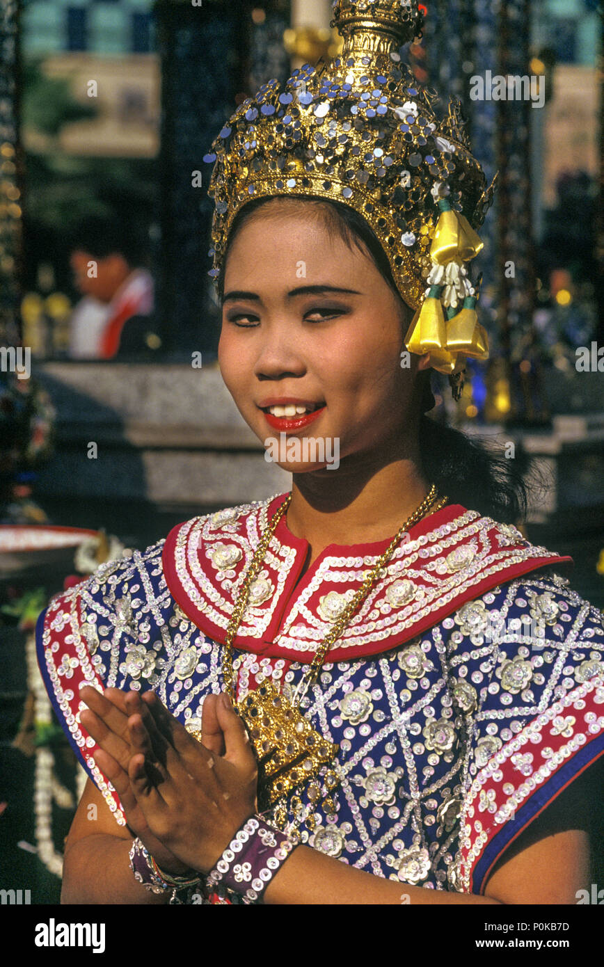 1995 TEMPLE HISTORIQUE ACCUEIL DANSEUSE COSTUME TRADITIONNEL BANGKOK THAÏLANDE Banque D'Images