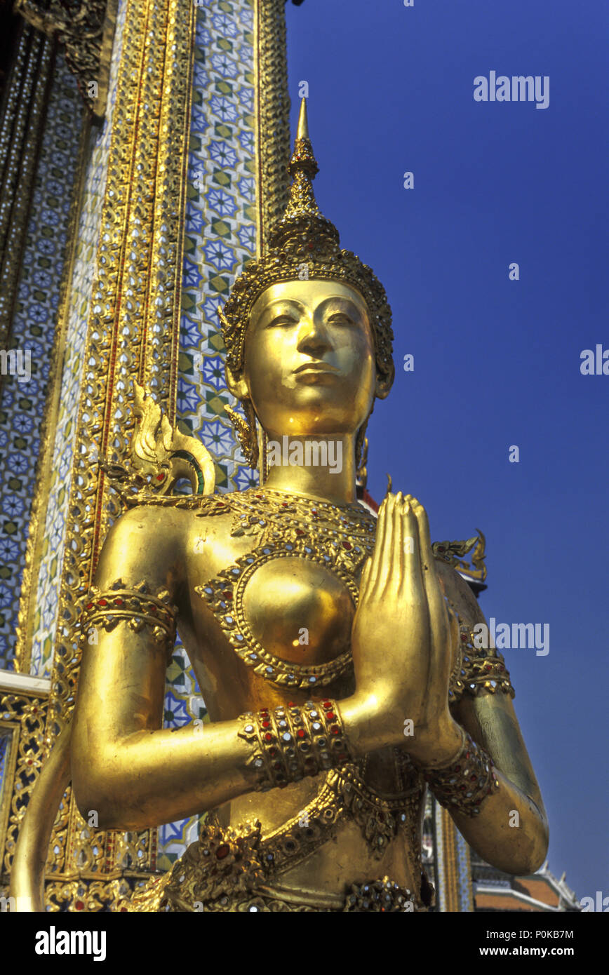 1995 OISEAUX HISTORIQUE STATUE FEMME GRAND PALAIS Wat Phra Kaeo Bangkok Thaïlande Banque D'Images