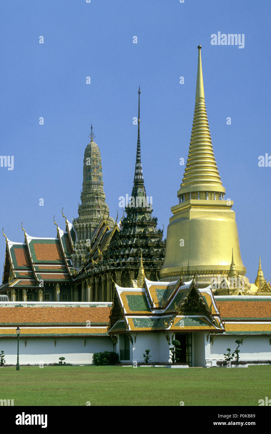 1995 FLÈCHES HISTORIQUE TEMPLE DE Bouddha d'emeraude Wat Phra Kaeo THAÏLANDE BANGKOK LE GRAND PALAIS Banque D'Images