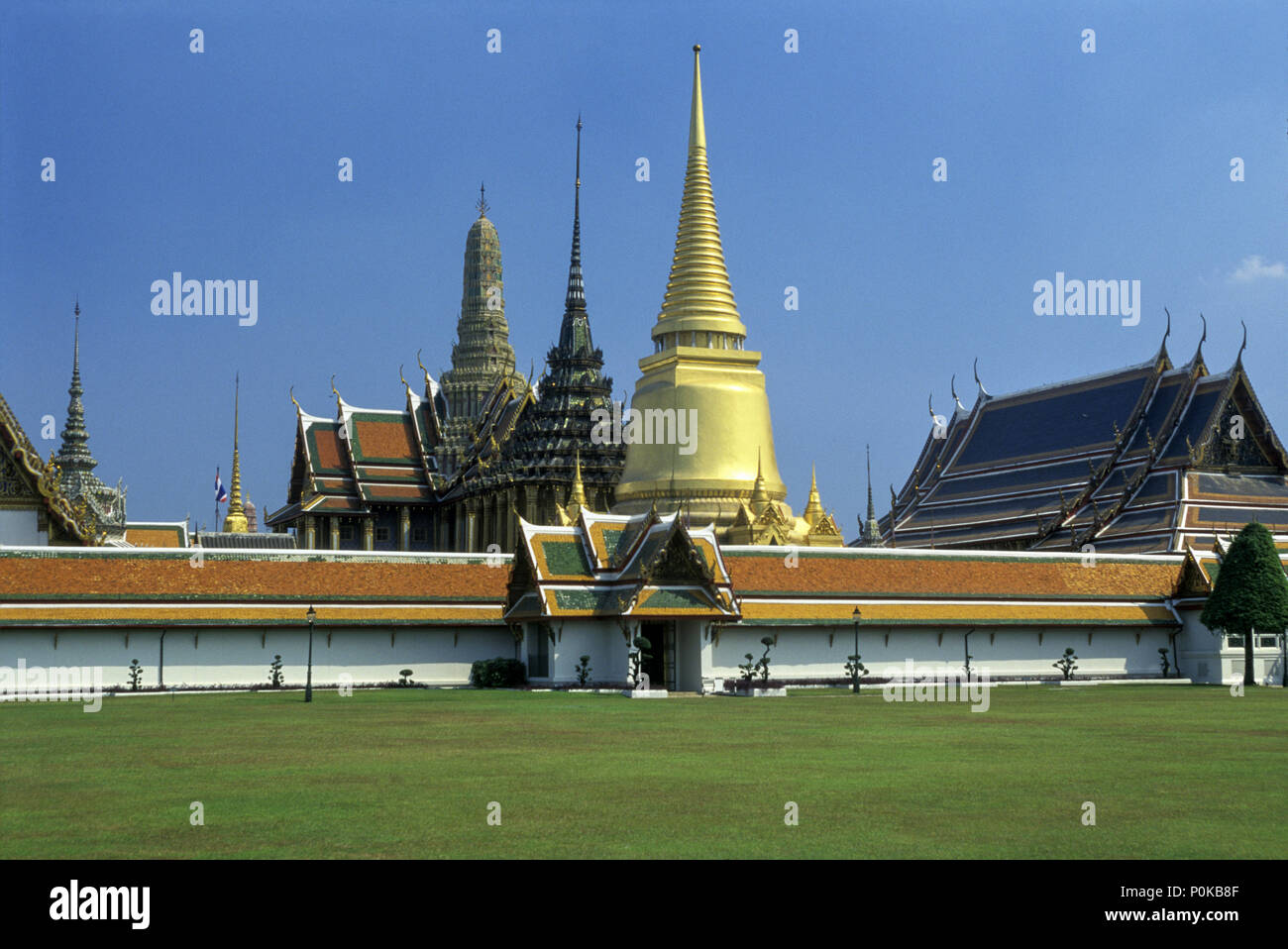 1995 FLÈCHES HISTORIQUE TEMPLE DE Bouddha d'emeraude Wat Phra Kaeo THAÏLANDE BANGKOK LE GRAND PALAIS Banque D'Images