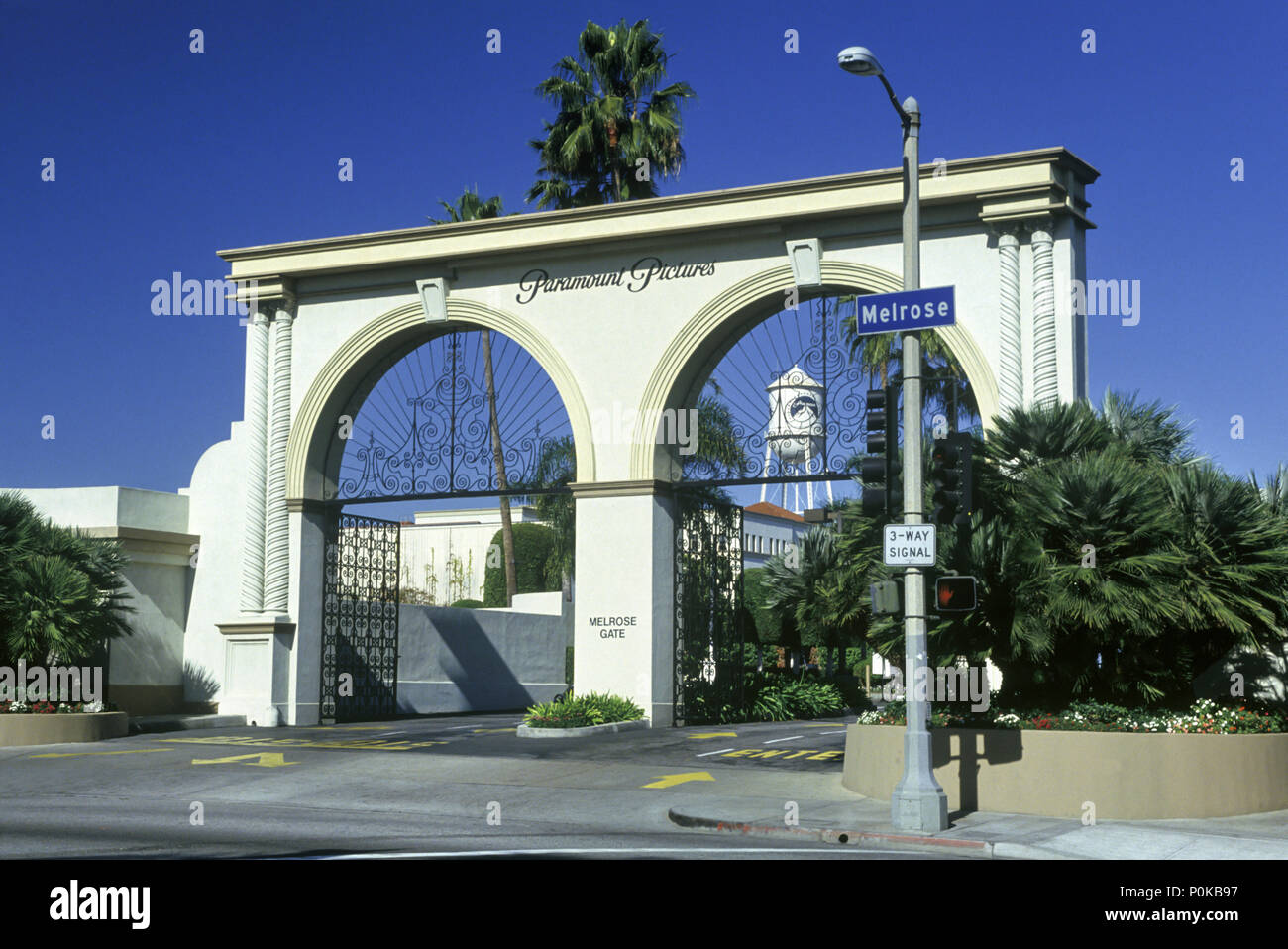 Porte d'entrée historique 1995 PARAMOUNT PICTURES HOLLYWOOD MELROSE AVENUE LOS ANGELES CALIFORNIA USA Banque D'Images