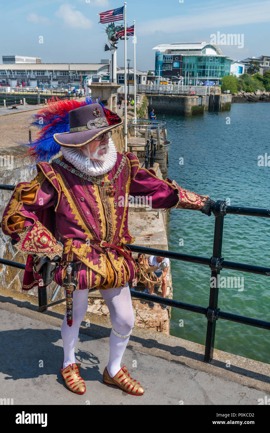 Un homme en doublet et pose de flexible à proximité du Mayflower Steps à Plymouth, en Angleterre. Bien que pas l'emplacement réel où le pèlerin père partit, je Banque D'Images