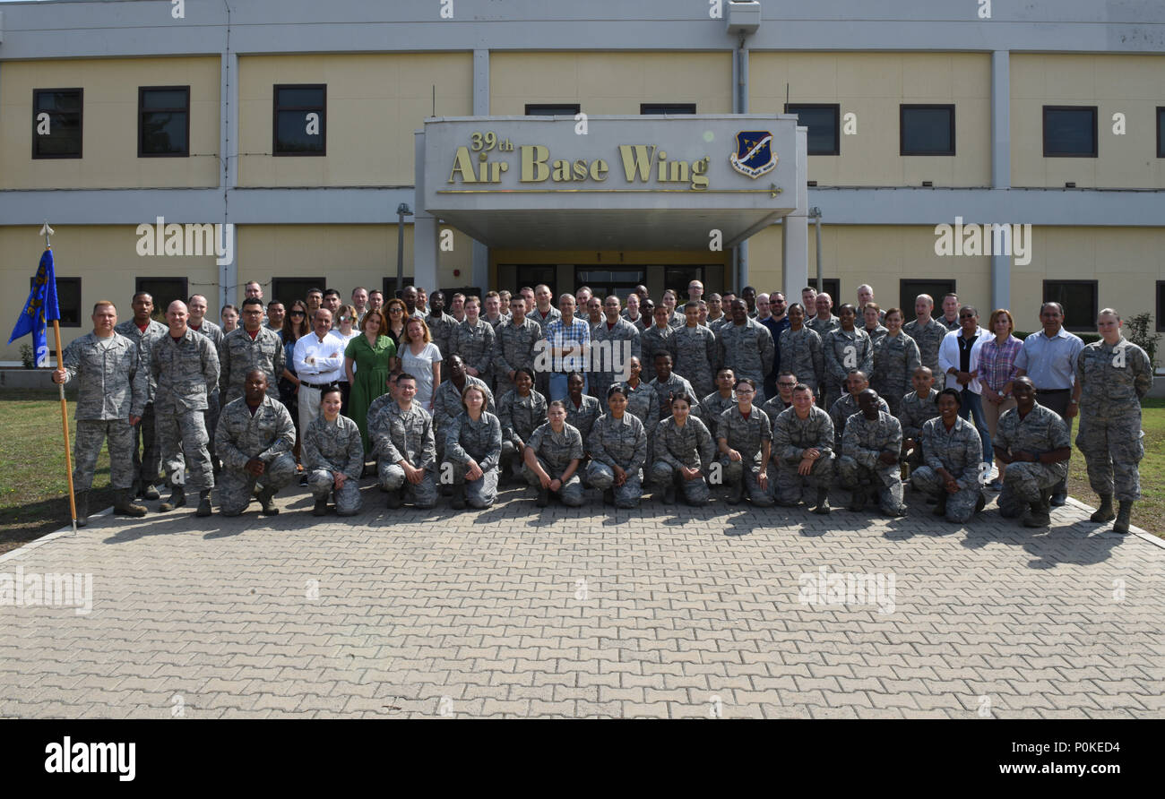 Les membres de la 39e Escadre de la Base aérienne agences personnel aile posent pour une photo à la base aérienne d'Incirlik, en Turquie, le 1 juin 2018. (U.S. Photo de l'Armée de l'air par le sergent. Bretagne E. N. Murphy) Banque D'Images