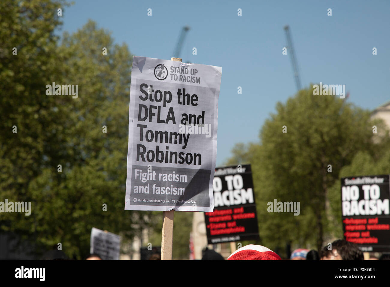 Les membres du groupe se lever pour protester contre le racisme dans le Football "démocratique" de l'Alliance de Lads "journée de la liberté" le 6 mai à Londres, Angleterre, Royaume-Uni. La Football Alliance Lads FLA est un mouvement créé en 2017. Selon la fois 'le mouvement a été établi comme un soi-disant "mouvement anti-extrémiste"', mais a de plus en plus de s'associer à des militants d'extrême-droite. (Photo par Mike Kemp/en images via Getty Images) Banque D'Images