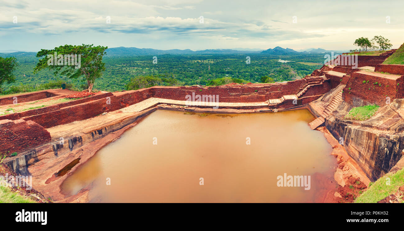 Site du patrimoine mondial ou le rocher du Lion de Sigiriya. Panorama Banque D'Images