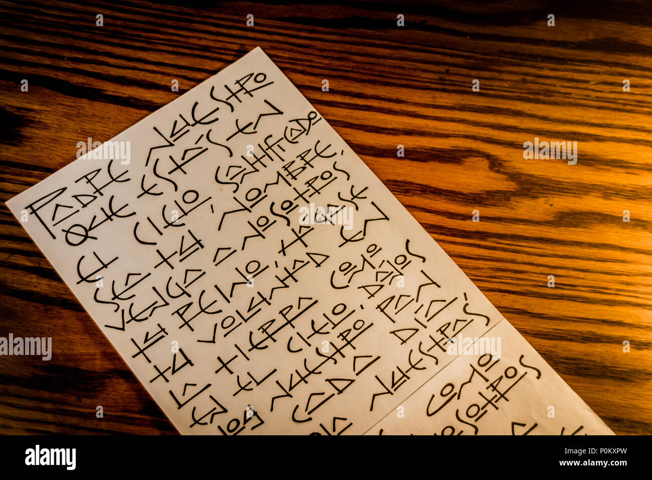 Photographie d'une feuille de papier avec le Notre Père la prière en espagnol fragment écrit dessus Banque D'Images Photographie d'une feuille de papier avec le Notre Père la prière en espagnol fragment écrit dessus Banque D'Images
