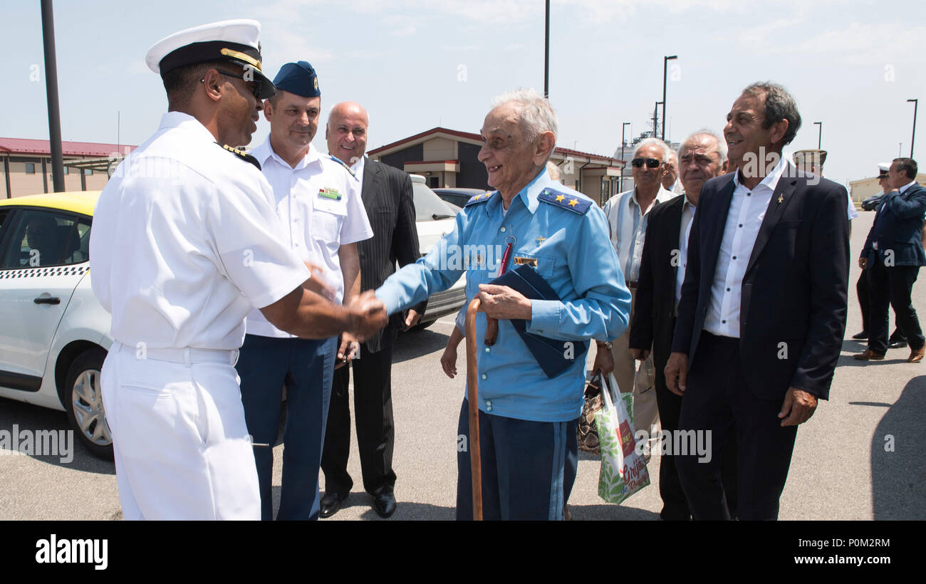 180602-N-BK435-0057 DEVESELU, Roumanie (2 juin 2018) Capt Charlos Washington, commandant de l'installation de soutien naval Deveselu, serre la main de 99 ans, le général roumain (ret.) Ion Dobran, ancien World War II Deveselu, commandant de la Base aérienne au cours d'une visite de base, le 2 juin. Dobran est célèbre pour avoir abattu le 1er pilote américain (ret.) Barrie Davis, affecté à l'Aviation 325 Groupe de chasse de l'US Army Air Forces, près de Galati, roumain, le 6 juin 1944. Au cours de l'US et le roumain dogfight Davis a été forcé à poser son avion Mustang P-51 dans l'Ukraine. Le pilote américain a visité Banque D'Images