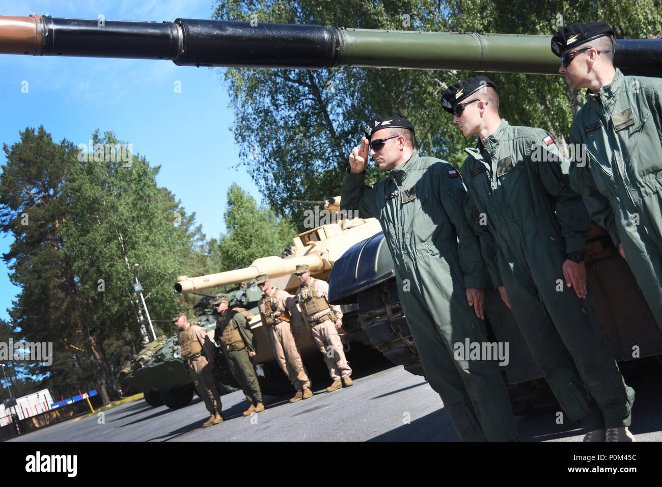 180603-N-NOUS887-109 ADAZI, Lettonie (3 juin 2018) Les membres des Forces armées polonaises et des marines affectés à 4e Tank Battalion, Washington Yakima de participer à l'ouverture de l'opération Sabre 2018 grève. Grève 18 Sabre est la huitième édition de l'armée américaine de longue date par l'Europe de la formation coopérative exercice visant à accroître l'interopérabilité entre les alliés et les partenaires régionaux. L'exercice de cette année, prévue du 3 au 15 juin, mettra l'accent sur l'amélioration des capacités opérationnelles de la terre et de l'air avec un autre objectif clé pour former au sein de la présence renforcée de l'avant (PEF) Banque D'Images