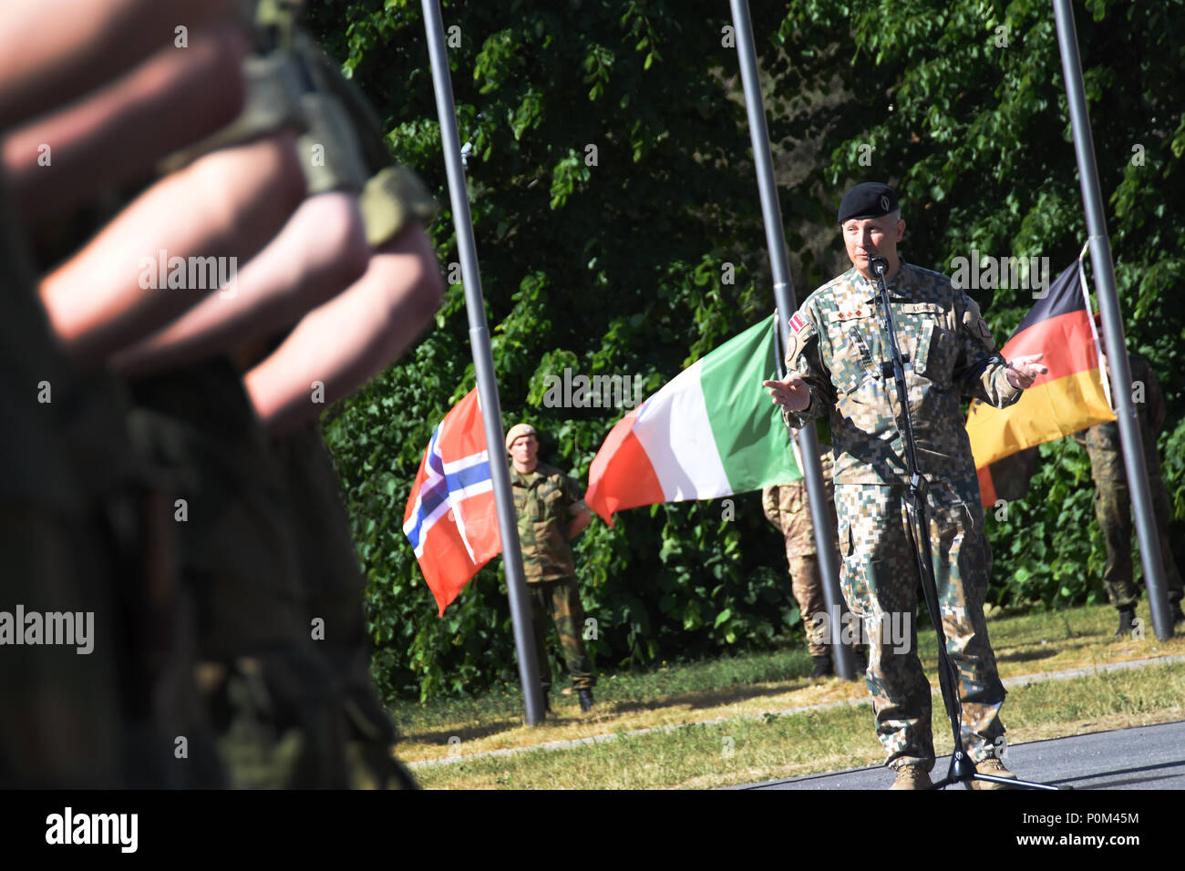 180603-N-NOUS887-139 ADAZI, Lettonie (3 juin 2018) Col.Ilmars A. Lejins de l infanterie lettone parle aux militaires de plusieurs pays au cours de la cérémonie d'ouverture de l'opération Sabre 2018 grève. Grève 18 Sabre est la huitième édition de l'armée américaine de longue date par l'Europe de la formation coopérative exercice visant à accroître l'interopérabilité entre les alliés et les partenaires régionaux. L'exercice de cette année, prévue du 3 au 15 juin, mettra l'accent sur l'amélioration des capacités opérationnelles de la terre et de l'air avec un autre objectif clé pour former au sein de la présence renforcée de l'avant (PEF) Banque D'Images