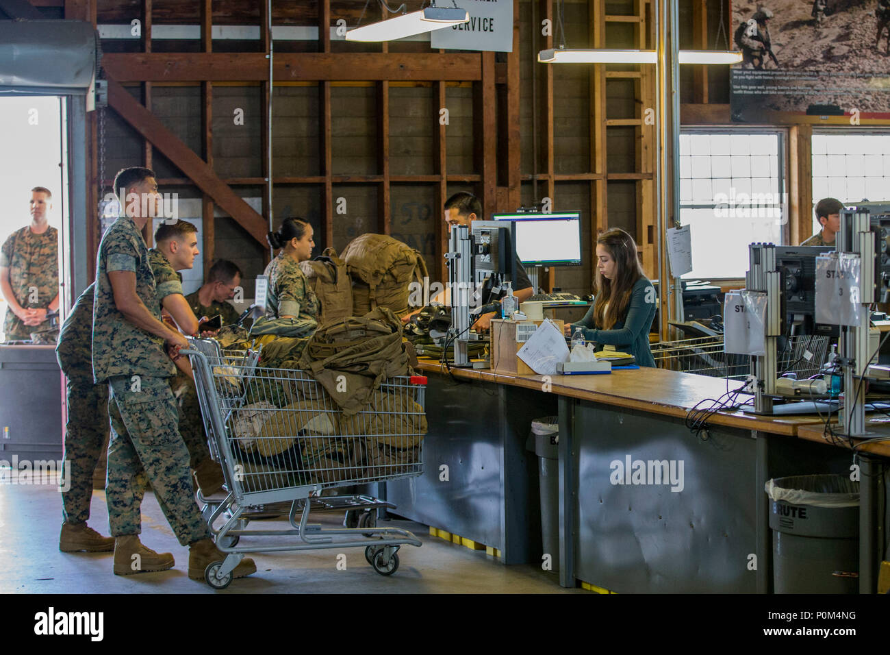 Marines sont délivrés de l'équipement de combat individuel à la question individuelle (IIF) sur Marine Corps Base Camp Pendleton, en Californie, le 4 juin 2018. Marines recevoir une pension complète ou demi-Question de la Couronne fondée sur l'unité qu'ils sont attachés. L'IFI est ouvert du lundi au vendredi de 7:00 à 17:00 (U.S. Marine Corps photo par Lance Cpl. Noah) Rudash Banque D'Images