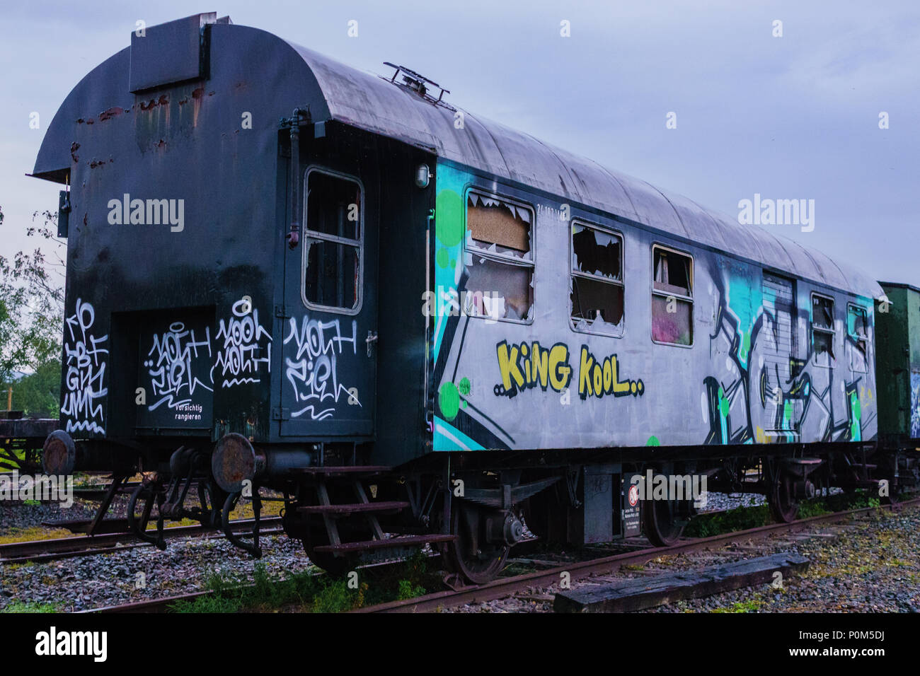 Wagon de train graffitti soir nuages Banque D'Images