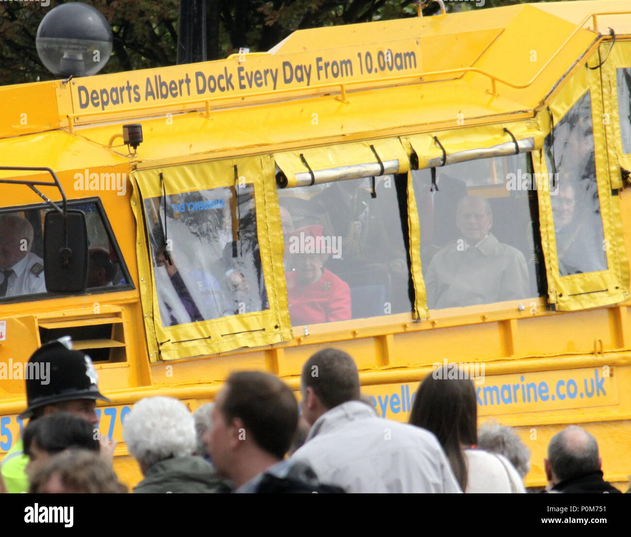 La REINE ET LE PRINCE PHILIP PROFITEZ D'UN TOUR SUR LE BUS DE CANARD JAUNE À LIVERPOOL AVANT DE QUITTER L'ALBERT DOCK SUR SON JUBILÉ D' Banque D'Images